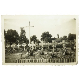 Фото немецкого кладбища в деревне на территории СССР. Espenlaub militaria